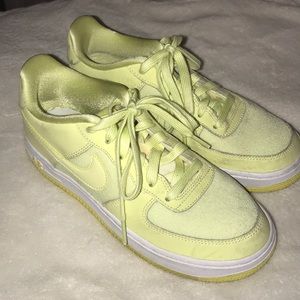 SIZE 7 women’s Nike air force 1 LV8 citron yellow